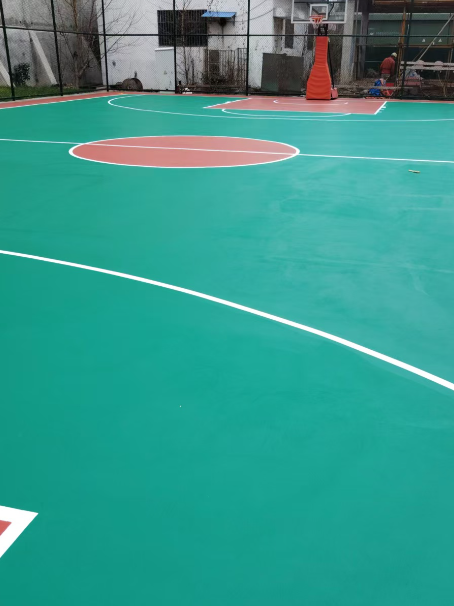 鸠江 球场长期使用易出现地面开裂